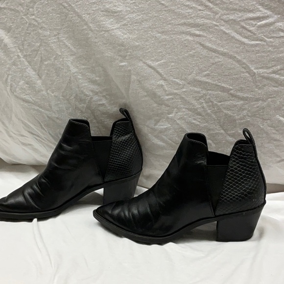 Dolce Vita Black Ankle Booties with Pointed Toe - Picture 4 of 10
